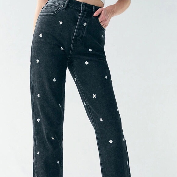 PacSun Denim - PacSun Raining Daisy Embroidered Mom Crop 25
